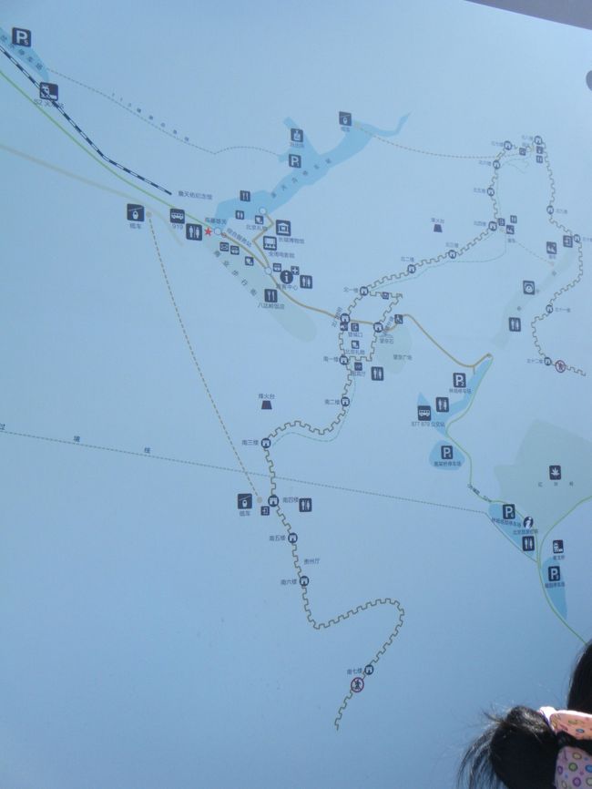 星印のところが駐車場で、角のぎざぎざが万里長城です。ロープウェイはこの図では上のほうに位置しています。