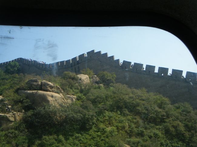 ロープウェイのゴンドラの中から見た万里長城とそこを歩く人です。