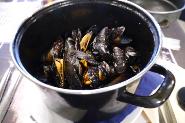 先ずはベルギー名物”ムール貝”で腹ごしらえ<br /><br />普段は食レポしないのですが。。食欲の秋！なので<br /><br />ホーローいっぱいのムール貝<br />味がしみだして美味しい〜<br /><br /><br />