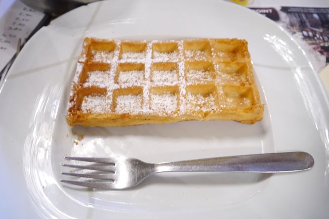 デザート；ブリュッセル風ワッフル<br /><br />アイスのコーンの様にパリパリ<br /><br />口の中で刺さるけど<br /><br />甘さ控えめでこれもまた美味し！<br /><br />