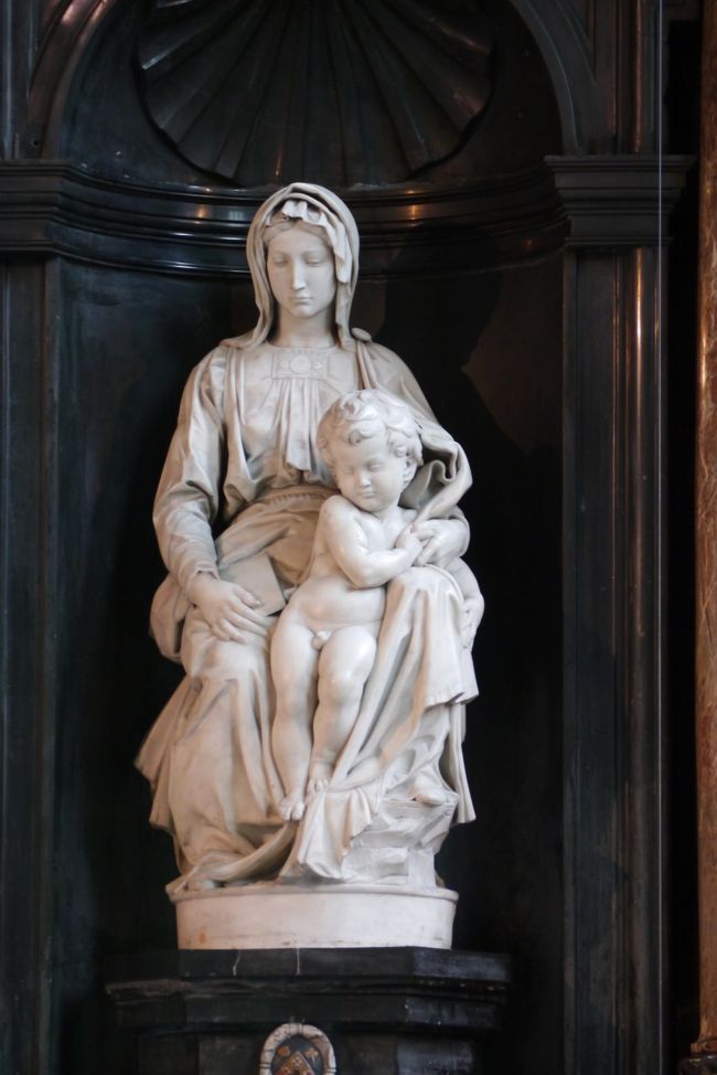 白大理石で出来たミケランジェロ作：聖母子像