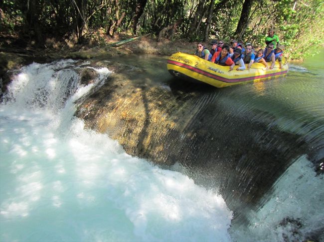 2時間弱の行程で7つくらい１ｍ−２ｍ位のフォールがあってその時にはフォール突入態勢をとります。<br /><br />この体制のレクチャーをまず受けます。<br /><br />でもそれ以外の時は縁に座っているだけです。