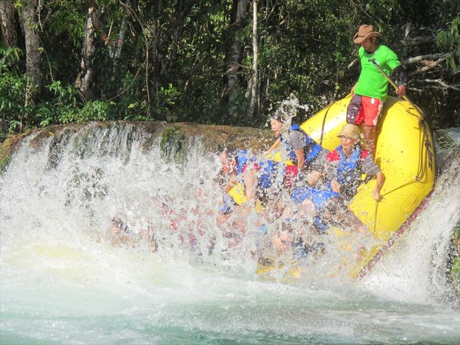 行程中カヌーのカメラマンがついて回って写真を撮ります。<br /><br />もちろん有料で写真を販売するため。<br /><br />それはいいけど自分のカメラでの撮影は禁止、金儲けのためとはいえ自分のカメラでの撮影不可はやりすぎでは。。。