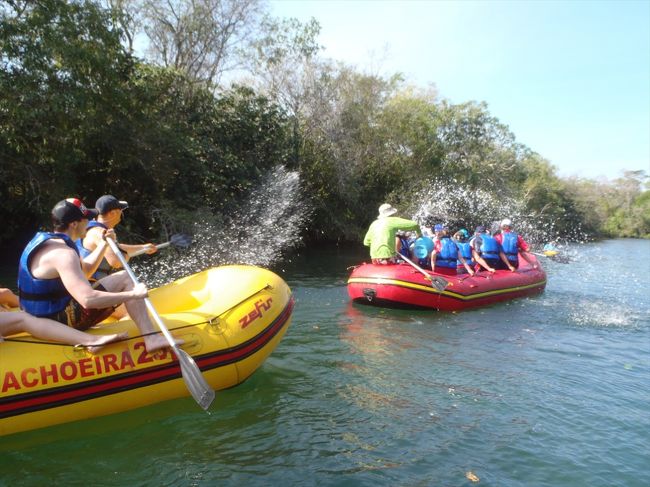 なのでそれ以外の時間は各ボート間で水かけ合戦が始まります。<br /><br />なのでビチャビチャ。