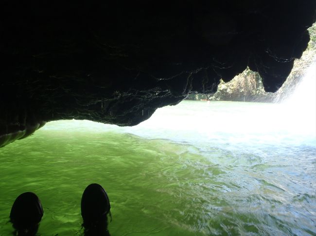 滝の裏の色がきれい