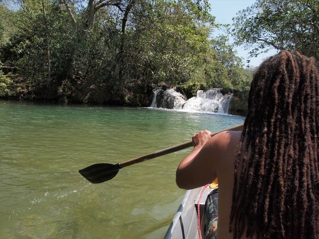 ボートでしか行けない場所の滝もあります。