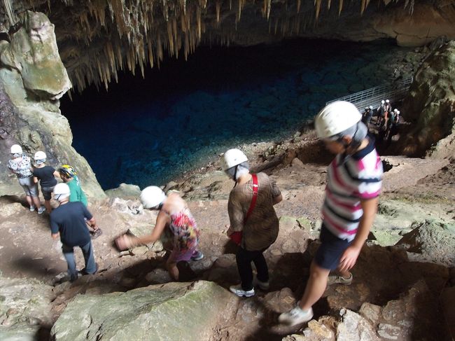 青い水が見えてきた。皆ヘルメット着用です。<br /><br />この日の午後少し雨が降ってきました。雨が降るとここは危険なので入れなくなるそうです。<br /><br />天気に恵まれてよかった。