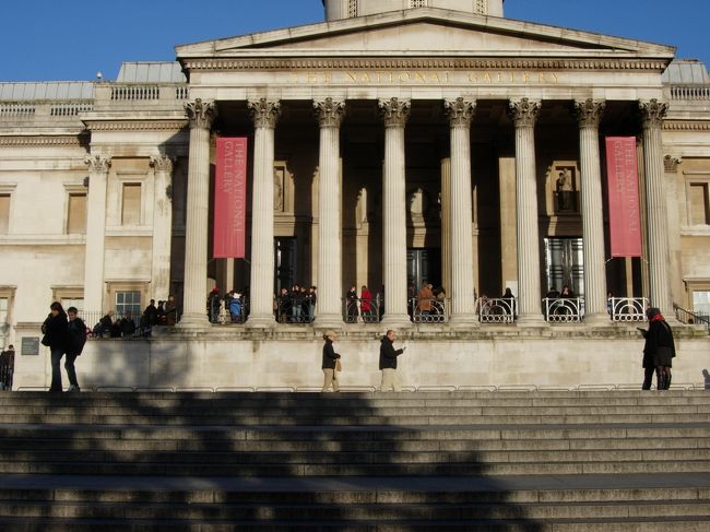 　ナショナルギャラリーです。トラファルガー広場に面して建っており、イギリスの至宝が所蔵されているようですが、今回は写真だけ撮って入りませんでした。到着日の夜に○ＣＢプラザに行って、観光地ばかりをめぐっていくオープントップの２階建てバスがいいか、地下鉄と普通の市バスがいいか相談した結果、乗るること自身が観光にもなる「地下鉄・バス」にしました。<br />　地下鉄はまあわかるのですが、バスはやはり乗る路線と乗り降りする停留所で悩みました。