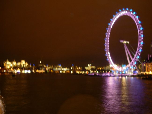 夜になって、ステーキでも食べようと、「ガウチョグリル」を探しました。ピカデリー周辺を探し回って、インフォメーションの人に聞いてもわからず、地下鉄の駅員に聞いてやっと探し当てた店です。年末年始で休みの店が多い中、開いていてくれて助かりました。入り口で早口英語でまくし立てられていると、一人のウェイターが来てくれて、席まで親切に案内してオーダーの相談にも乗ってくれました。食前酒のカクテルとフィレミニヨンステーキをオーダーしましたが、肉はジューシーで柔らかく、付け合せのパンがチーズ味で非常に食が進みます。日本人向けのステーキレストランだと思います。<br />ごはんを食べ終わると「ウエストミンスター駅」までやってきて、ロンドンアイの場所を確認します。明日乗る予定です。それにしてもでかい。