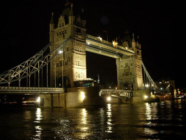 タワーブリッジにもやってきました。これもライトアップされた夜景が美しい。イギリスは初なのですが、結構観光できますね。