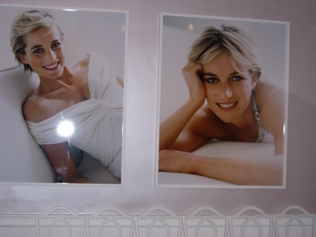 ダイアナ元皇太子妃の写真が多く飾られている「ケンジントン宮殿」にも出かけました。事故にはいろいろな話がありますが、今なおその人気は揺るがないようです。お美しい・・・。