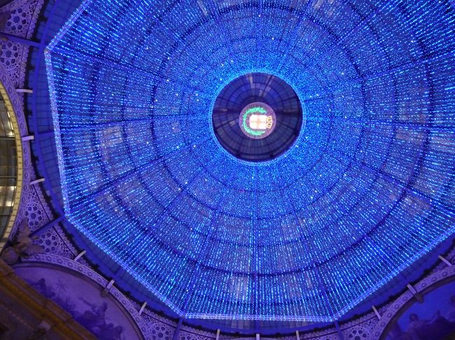 なにか、ＳＦ的な模様でしょ。パリのデパートにもこんなクリスタルっぽい天井がありましたね。この頃には雪も降りだして雰囲気ありました。