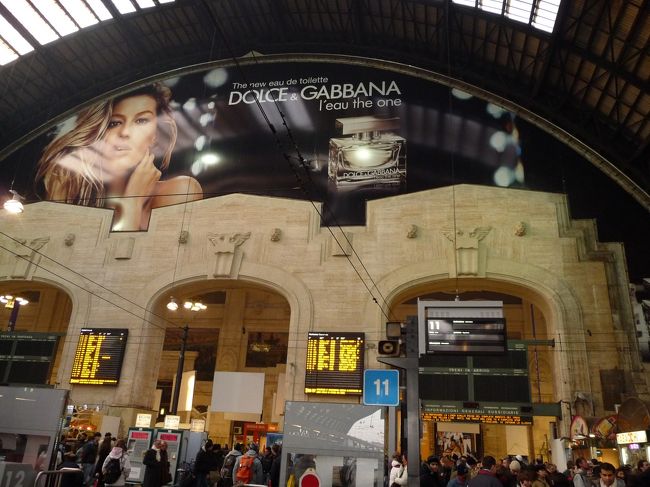 ホームの側から撮った写真。駅の規模がわかったもらえると思います。ミラノというファッションの中心地の雰囲気がありますね。