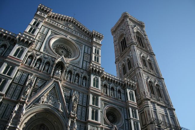 ジョットの鐘楼とツーショットです。ヨーロッパの教会はバチカンも含めて相当見ましたが、こことミラノのドーモが双璧だと思います。