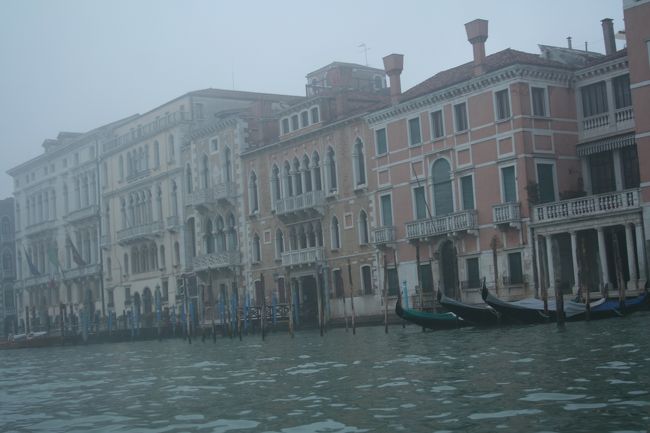 ゴンドリエと直接交渉する勇気がなかったので、ガイドブックで仕入れた情報をもとにサンマルコ広場のインフォメーションでゴンドラクルーズを申し込んだらこれがGOODでした。アコーディオンと生歌が付いて40ユーロくらいでした。