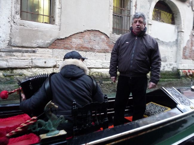 このおじさん、歌うまい。