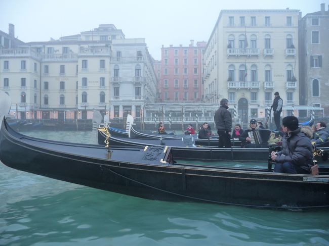 カナルグランデを５〜６艘がならんで走る様は壮観です。