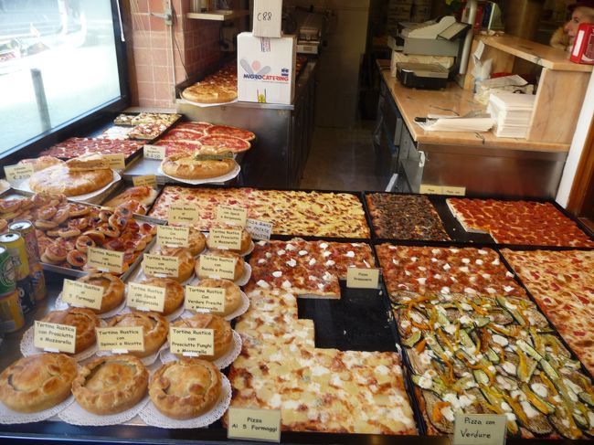 街のそこかしこにはこんなお店も。