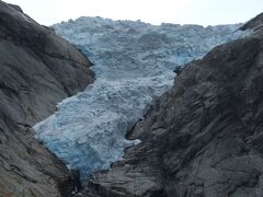 ブスクスダｰル氷河(Briksdal Glacier)