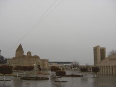 チュシュマ・アイユブ（左）とイマーム・アリ・ブハリ記念館（右）。


宗教も建築時代も違う二つの建築物が並んでいておもしろいところでした。前のイスラム・ｻｰマーニーから歩いて行けます。
ここらへんで雨に降られはじめ、降っては、止み状態で、雨宿りしながらの観光になりました。

