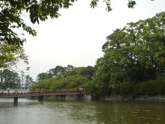 お堀端通り ・ 小田原城址公園


駅から歩くこと１０分弱で城址公園に。

写真の 学橋を渡り、まず歴史見聞館へ。