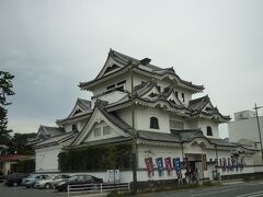 ういろう・外郎博物館


城址公園を南口から出て、国道１号線と交差。すると

「水曜どうでしょう」愛好家には 馴染みある建物が〜

“原付日本列島制覇”(２０１１)で小田原を

通過した軍団だが、小田原城天守閣の撮影に失敗‥

その穴埋めに登場したのが、国道沿いに建つ 

ういろう屋こと この施設。立派さ もさることながら

博物館も併設しているんですね。