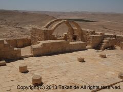 アヴダッド国立公園(&#1490;&#1503; &#1500;&#1488;&#1493;&#1502;&#1497; &#1506;&#1489;&#1491;&#1514;(Avdat National Park))

ペトラ(&#1575;&#1604;&#1576;&#1578;&#1585;&#1575;&#1569;(Petra))とエイラート(&#1488;&#1461;&#1497;&#1500;&#1463;&#1514;(Eilat))とを結ぶ交易路上に位置し、ナバテア人が暮らしていた遺跡のひとつです。「ネゲヴ砂漠の香の道と都市群(&#1491;&#1512;&#1498; &#1492;&#1489;&#1513;&#1502;&#1497;&#1501;(Incense Route - Desert Cities in the Negev))」として世界遺産に登録されています。


アヴダッド国立公園：http://ja.wikipedia.org/wiki/%E3%82%A2%E3%83%B4%E3%83%80%E3%83%88
アヴダッド国立公園：http://old.parks.org.il/BuildaGate5/general2/data_card.php?Cat=~25~~397886454~Card12~&ru=&SiteName=parks&Clt=&Bur=832242460
ペトラ：http://ja.wikipedia.org/wiki/%E3%83%9A%E3%83%88%E3%83%A9
エイラート：http://ja.wikipedia.org/wiki/%E3%82%A8%E3%82%A4%E3%83%A9%E3%83%BC%E3%83%88
ナバテア人：http://ja.wikipedia.org/wiki/%E3%83%8A%E3%83%90%E3%83%86%E3%82%A2%E7%8E%8B%E5%9B%BD
世界遺産：http://ja.wikipedia.org/wiki/%E3%83%8D%E3%82%B2%E3%83%B4%E7%A0%82%E6%BC%A0%E3%81%AE%E9%A6%99%E3%81%AE%E9%81%93%E3%81%A8%E9%83%BD%E5%B8%82%E7%BE%A4
世界遺産：http://whc.unesco.org/en/list/1107/