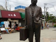 柴又駅前の広場　寅さんの銅像

フーテンの寅さん、またどっかへお出かけのご様子。