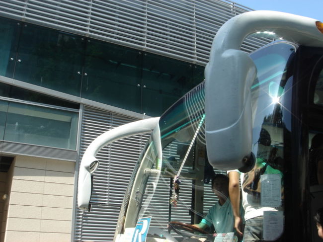 翌日は半日市内観光です。<br />まぁ二度目なので、のんびり見ようかなと。<br /><br />それより気になったのが、このバスのミラー。<br />なんだか虫の触角っぽくないかな。<br />香港の大型観光バスは、ほとんどが触角バスでした！