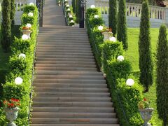 バハーイー庭園(Hanging Gardens of Haifa)

庭園下部から見上げるバーブ廟(???? ????(Shrine of the Báb))です。


バハーイー庭園：http://en.wikipedia.org/wiki/Terraces_(Bahá%27í)
バハーイー庭園：http://www.ganbahai.org.il/en/haifa/
バハーイー庭園：https://bahai.bwc.org/pilgrimage/Intro/visit_3.asp
バーブ廟：http://en.wikipedia.org/wiki/Shrine_of_the_Báb