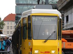 オスト駅からSバーンで2駅、アレキサンダープラッツ駅には西ベルリンでは見かけない路面電車が通る。