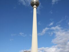 市内のあちこちで見かけたテレビ塔もアレキサンダープラッツ駅の目の前に。登らなかったけど、こんなに晴れた日はきっといい眺めだろう。