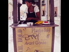 アイスクリームとかコーンとかがある屋台のお姐さん。

※
私がガキの頃、近所の駄菓子屋に、仮面ライダーだったか、ウルトラマンだったかのカップアイス（蓋の裏に当たり外れが印刷されてある）を鼻汁垂らして 買いに行くと、

いつも決まって「当たり」のアイスを準備してくれていた　うら若き、美しいお姐さんの事を....なんか急に..思い出しました...。あのやさしいおねえちゃん　今頃どうしてるのかなあ....幸せに生きているかなあ......

と、４０年以上も前の事に思い耽るおじさん（私）....。