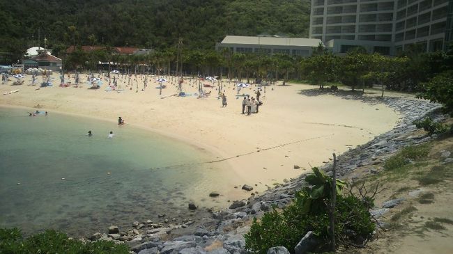 楽しかったドルフィンプログラムを終えて、朝食を食べに<br />ホテルに戻りました。<br />セイルフィッシュカフェという所で食べたのですが、時間的に<br />コースがブランチになってました。<br />嫁とイルカの事とか、他愛もない話をしていると<br />やっとゆっくり時間が流れている気になれました。<br /><br />ふとビーチに目をやると、結婚式を終えたカップルでしょうか？<br />写真撮影をするためにビーチに来ていました。<br />3年前を思い出しました♪リゾート結婚式良いですよね！