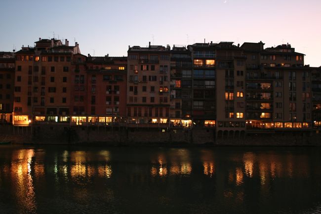 アルノ川越しの町並みです。みんなベッキオ橋をよく取り上げてますけど、フィレンツェの美しさはこういう風景だと思います。