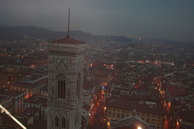 夕暮れのクーポラから見たジョットの鐘楼とフィレンツェ市街。こんな街ってほかにあるでしょうか。