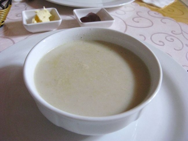 ８時、このミラージュツーリストキャンプでの最後の食事です。<br /><br />スープのように見えますが、実はお粥。<br /><br />スプーンで中をすくうとお米が出てきます。<br /><br />味は日本のお粥にバターで味付けしたようなやさしい感じの味で、朝にぴったりです。