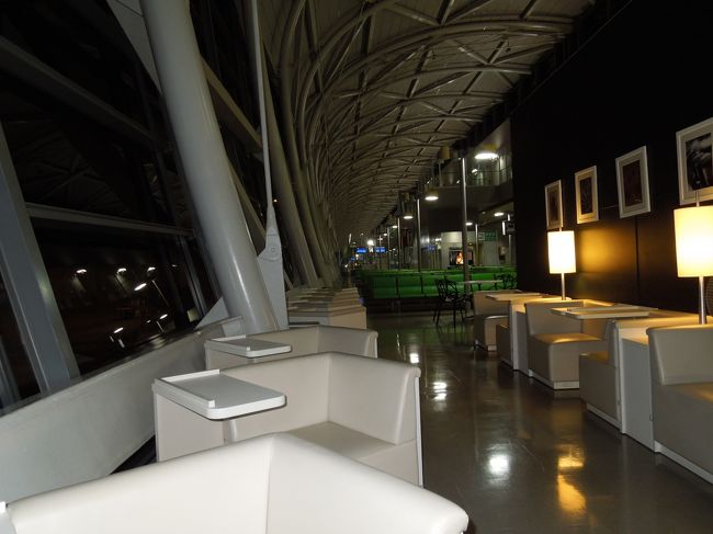 出国手続きをさっさと済ませ、お目当ての免税店にて２〜３個化粧品を購入。免税店が閉まる前に入れて良かったです。<br />そして、ゲートの近くのお店にてしばし紅茶を飲みながらぼ〜っとしてました。