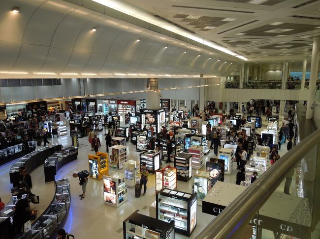 ドーハの免税店。<br />ここは５年前とほとんど変わってなかったです。<br />