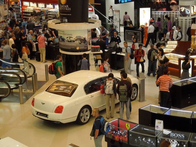 車・化粧品・時計・食料品・バック・サングラス・金のブレスレットなどなどがあります。<br />