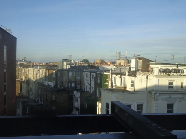 ホテルからの眺め。天気は現時点ではそこそこ。<br /><br />今日は、初めてロンドンの東部へ足を踏み入れる予定です。