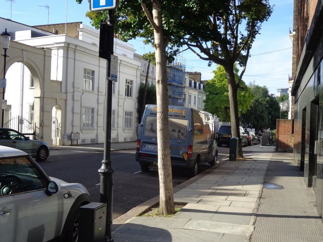 アールズコート駅前は，商店街って感じでごちゃごちゃしているけど，横道に入っただけで閑静な住宅街です。いいなぁ。。ここに住みたい。