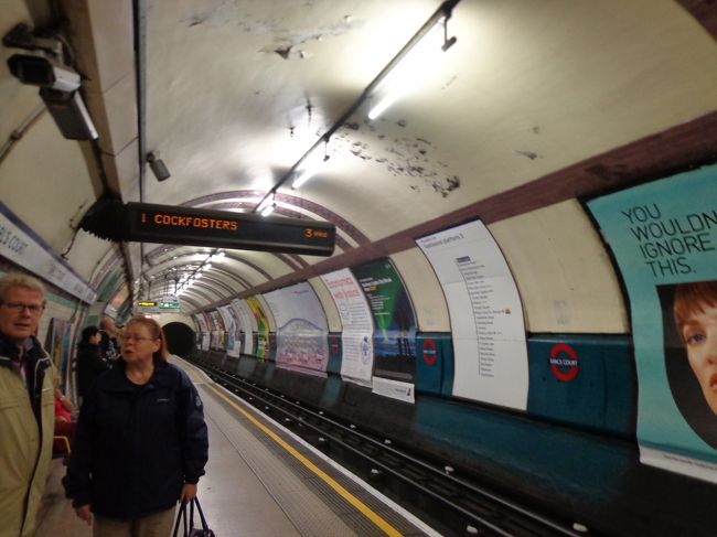 ピカデリーラインでホルボーンまで，それからセントラルラインでセント・ポールズを目指します。