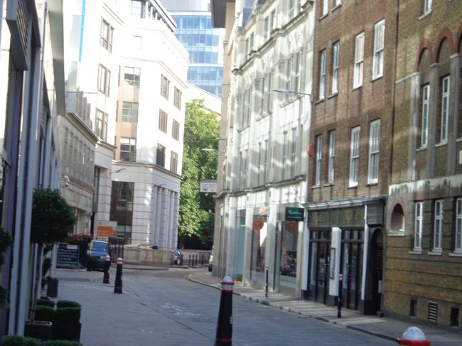 日曜日の朝のオフィス街とあって静かなもんです。