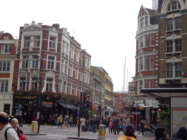 駅前。<br /><br />ロンドンの東部がこんなに開けているもんとは知りませんでした（なんか荒んだイメージがあったもので)。人も一杯。<br /><br />駅前からバスに乗って，ジェフリー博物館に向かいます。実はロンドンでバスに乗るのは初めて。初めての乗り物シリーズ第２弾！
