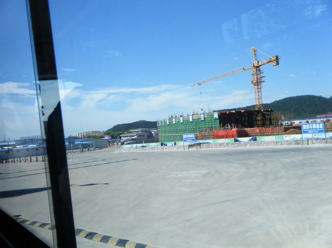 バスは104番、その名も（台東⇔労山観光区）です。降りるのは大河東客服中心(d&amp;agrave; h&amp;eacute; dōng k&amp;egrave; f&amp;uacute; zhōng xīn )で、3元です。料金は車掌さんに払います。<br />客服中心は、青島万博に備えて大幅拡大中で、ますます便利になるでしょう。なお、一般の観光バスもここまでです。