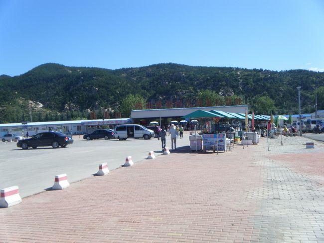 ここで、入山料を払います。仰口(yǎng kŏu)方面は120元、巨峰方面は160元で、それぞれバスがここから出発します。バス料金は入山料に入っています。バスは右側が海沿いで風光明媚です。