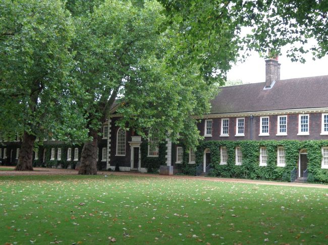 目的地，ジェフリー博物館です。<br /><br />しかしステキなフロントガーデン。社会福祉が充実していなかった時代の救貧院の建物とは思えない立派さ。これって私が外国人だからそう思うのかな？<br /><br />