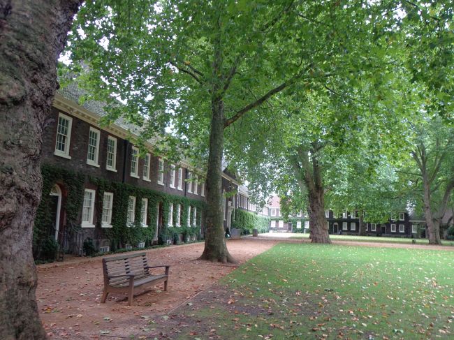 ベンチに座ってのんびりしたかったんだけど、夜中に雨が降ったのか濡れていて座れませんでした。