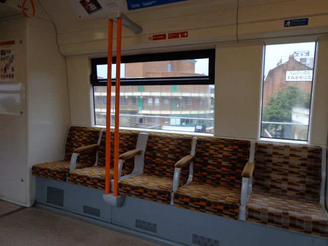 まだ新しい方の交通機関なためか車内もきれいです。